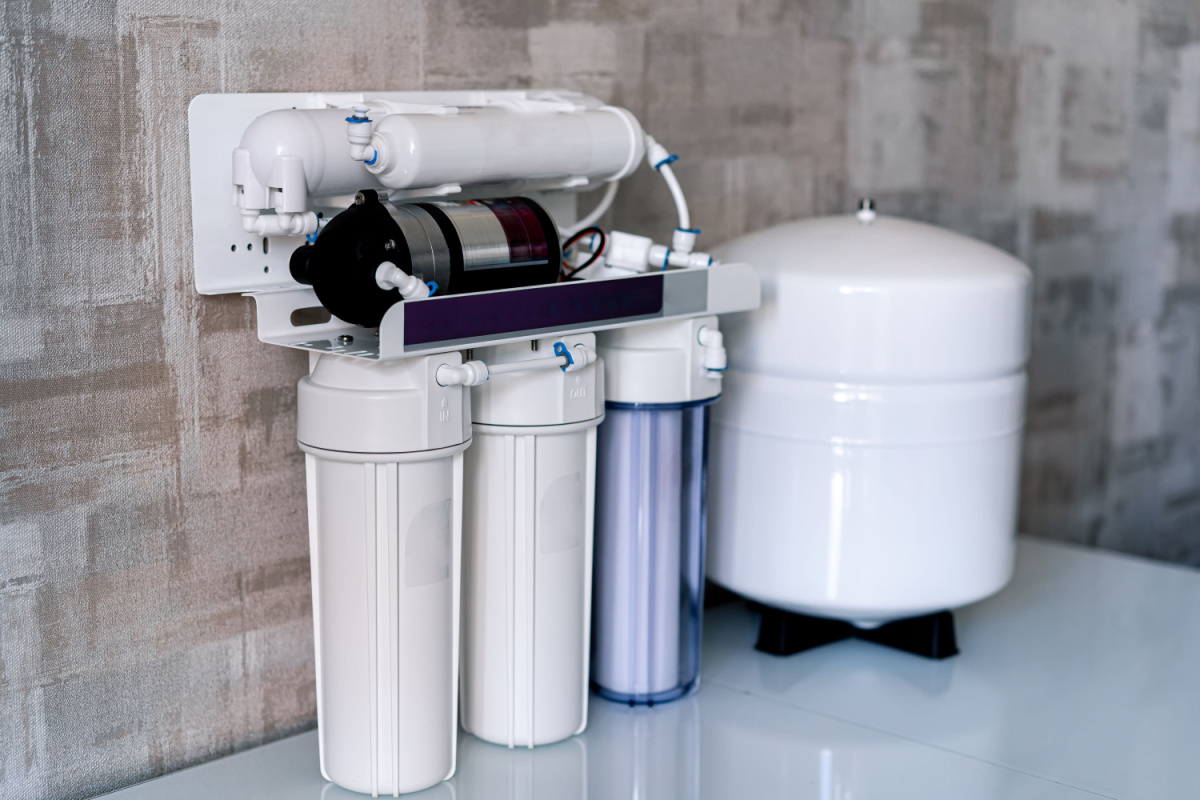 reverse osmosis system sitting on the counter